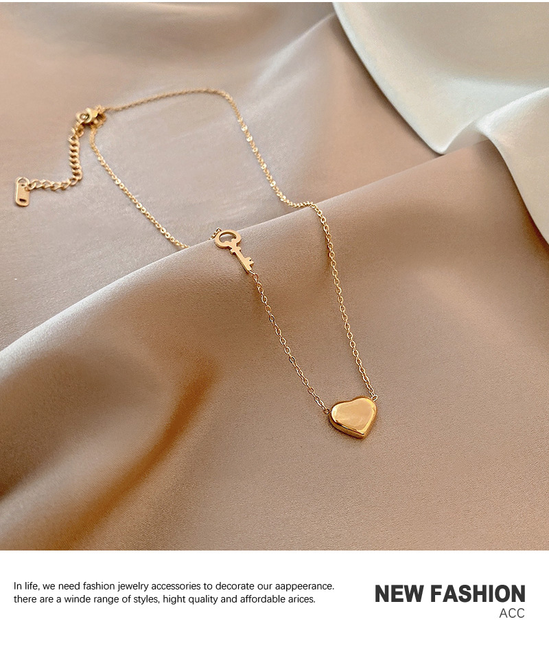 Korean Simple Heart Titanium Steel Necklace Female Trend Pendant Clavicle Chain display picture 3