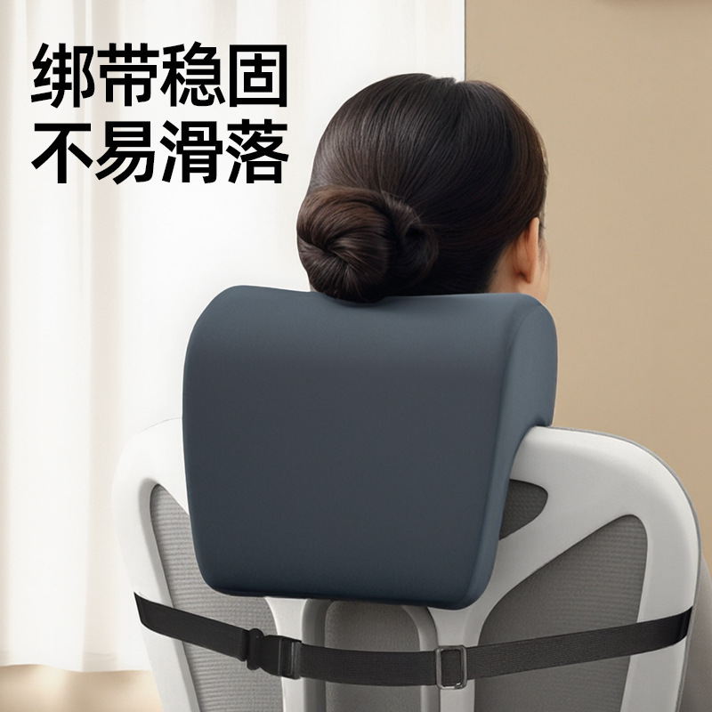 オフィスチェアのヘッドレストを高め、コンピューターチェアのヘッドレストと背もたれを高め、ヘッドレストに昼寝用枕を装備し、仰向けで座席に横たわる|undefined