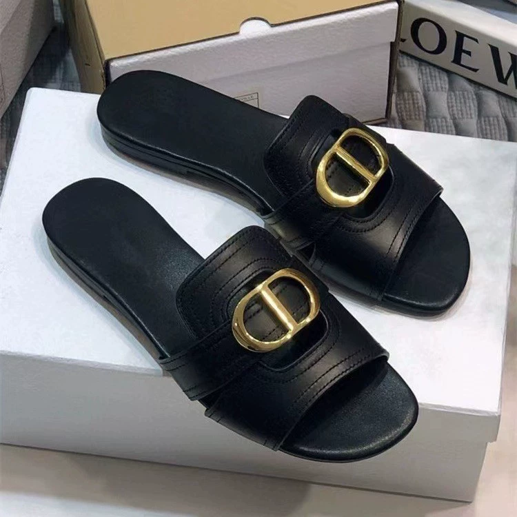 Высококлассная версия D-пряжка с круглой головкой слово плоское дно тапочек 25 новых наружных носков дикие повседневные пляжные полутранцы сандалии