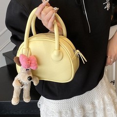 夏に流行した起爆バッグ女性2025の新型ファッションは、斜めショルダーバッグの高級感があるボーリングバッグを持っている