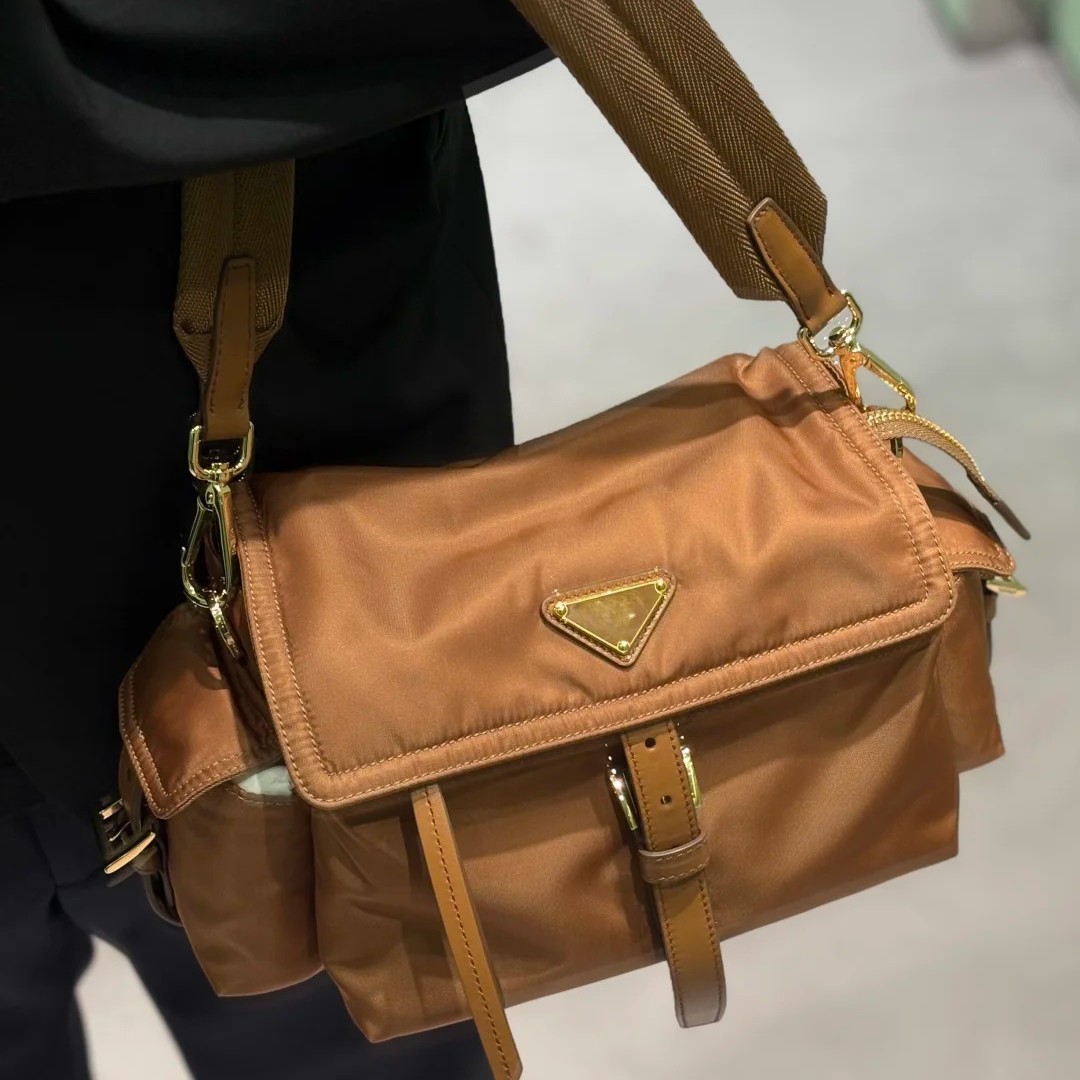 复刻普拉通勤达情侣款邮差包包轻奢高品质单肩斜挎包包女大容量潮