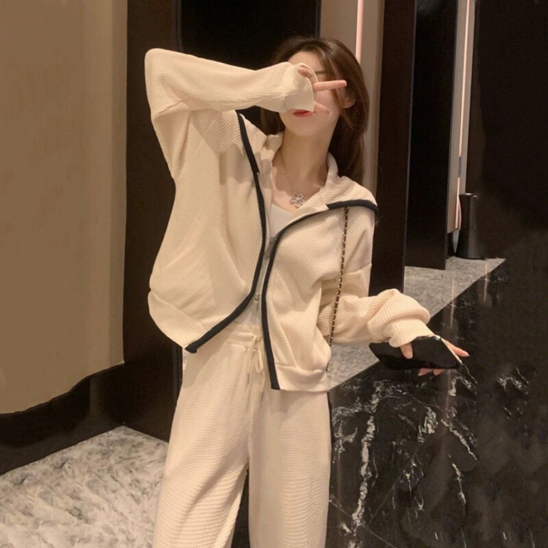 ワッフルファッションのスポーツスーツの女性は春と秋にゆったりしていて、やせています。|undefined