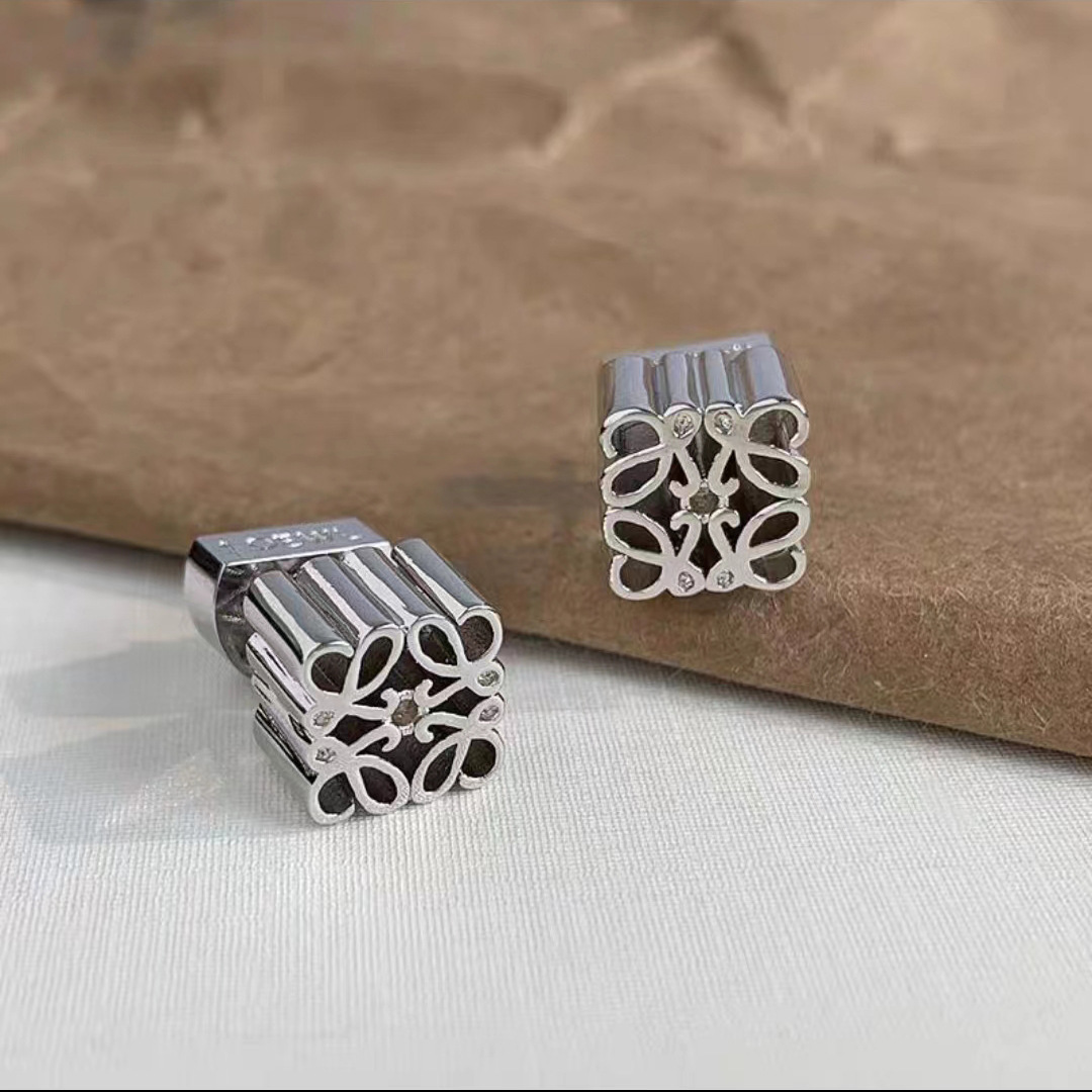 Luo Jia same style brass gold-plated solid stud earrings female temperament light luxury niche design sense high quality European and American earrings batch