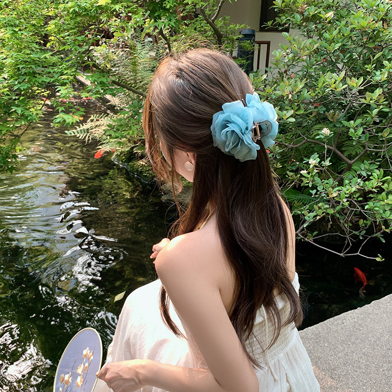 [ピーチティー] 雰囲気のあるメッシュローズフラワー半結びヘアクリップ女性用 2025 新しい海辺の花ヘアアクセサリー|undefined