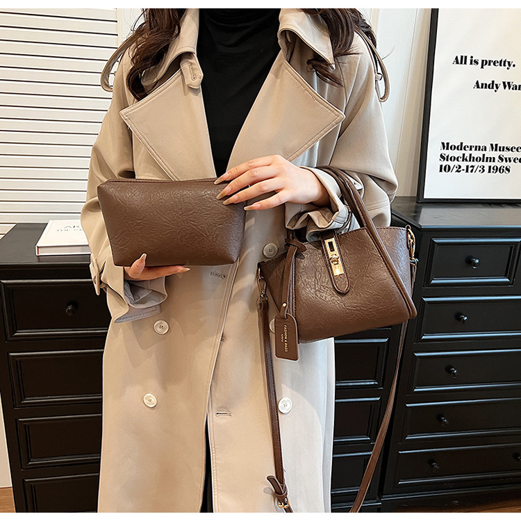 Women's Small Autumn&Winter Pu Leather Solid Color Vintage Style Lock Clasp Bucket Bag display picture 19