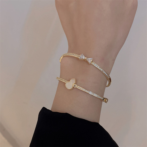Full of diamonds, ultra-glitter bow, gourd row of diamond bracelets, fashionable, light, luxurious and high-end bracelets, temperament and versatile hand accessories