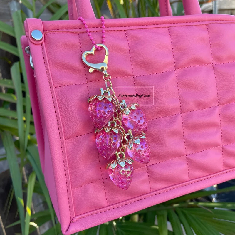 Venta caliente transfronteriza ins Último llavero de fresa de simulación Joyería de frutas de resina de color Mochila escolar de estudiante Adorno femenino