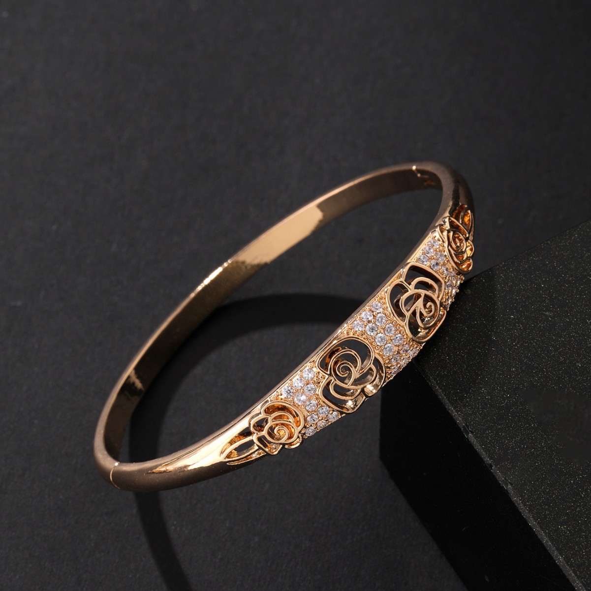 fashionable retro copper bracelet with zircon