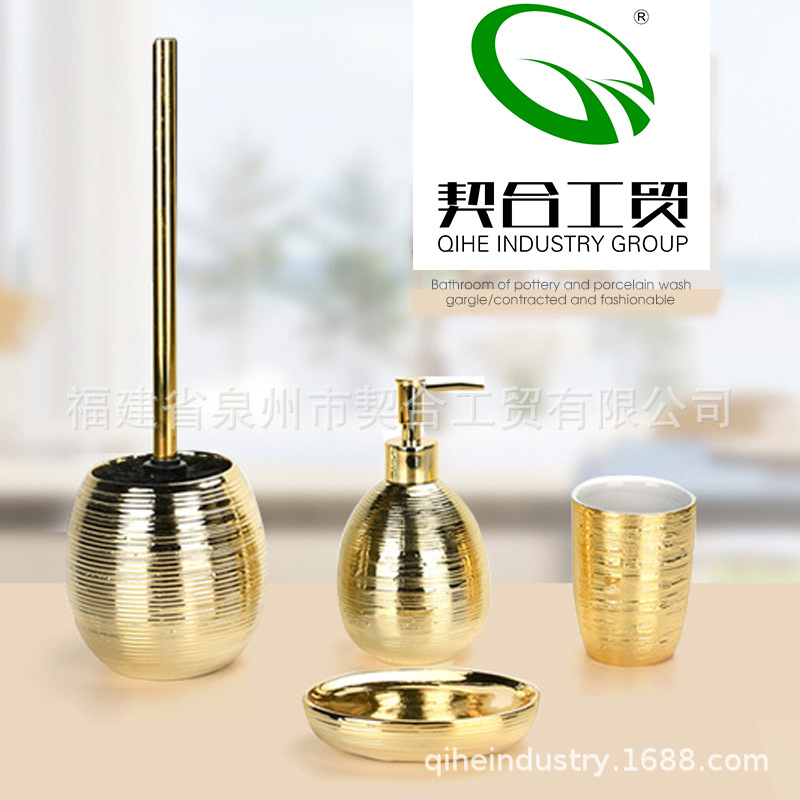 Simple cuarto de baño de cuatro piezas de cerámica del hotel traje de baño artículos de tocador kit electrochapado oro serie de artículos sanitarios