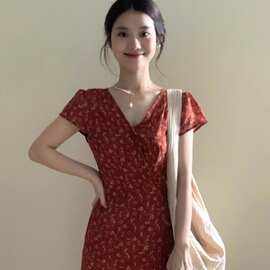 法式气质红色V领碎花连衣裙子女夏季高级感超火别致独特小众长裙