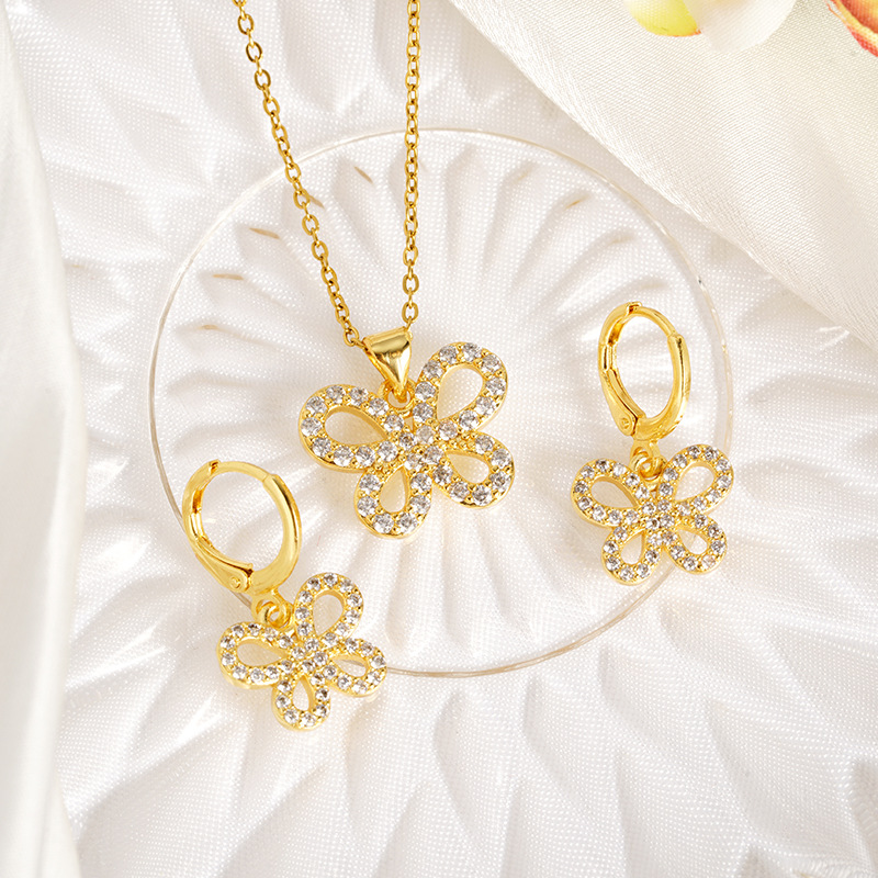 Collar de mariposa de diamantes huecos de oro de arena vietnamita