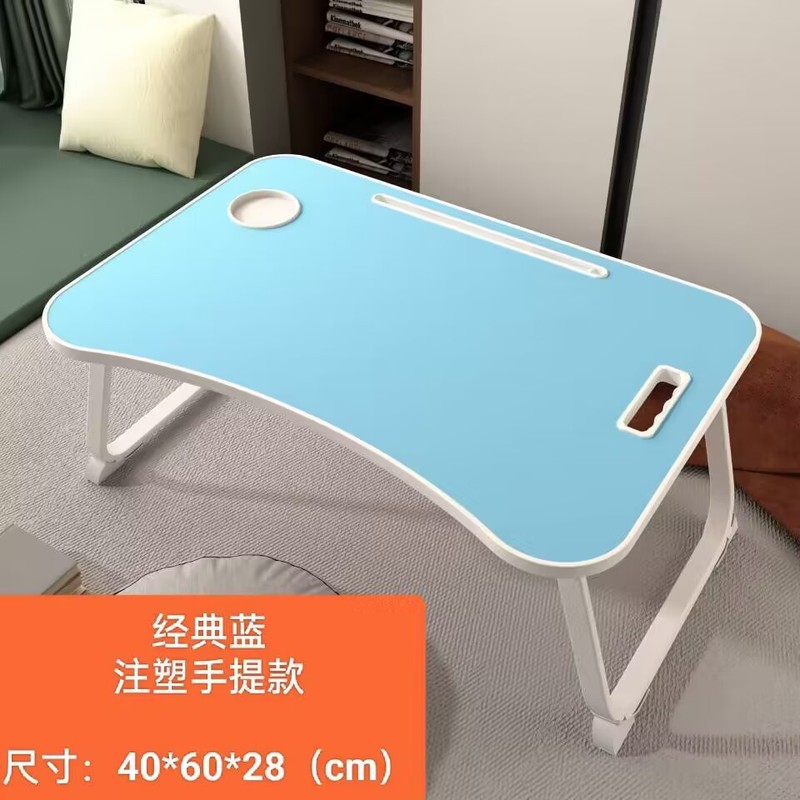 ベッドの上で小さなテーブルを折りたたみます。多機能携帯机です。|undefined