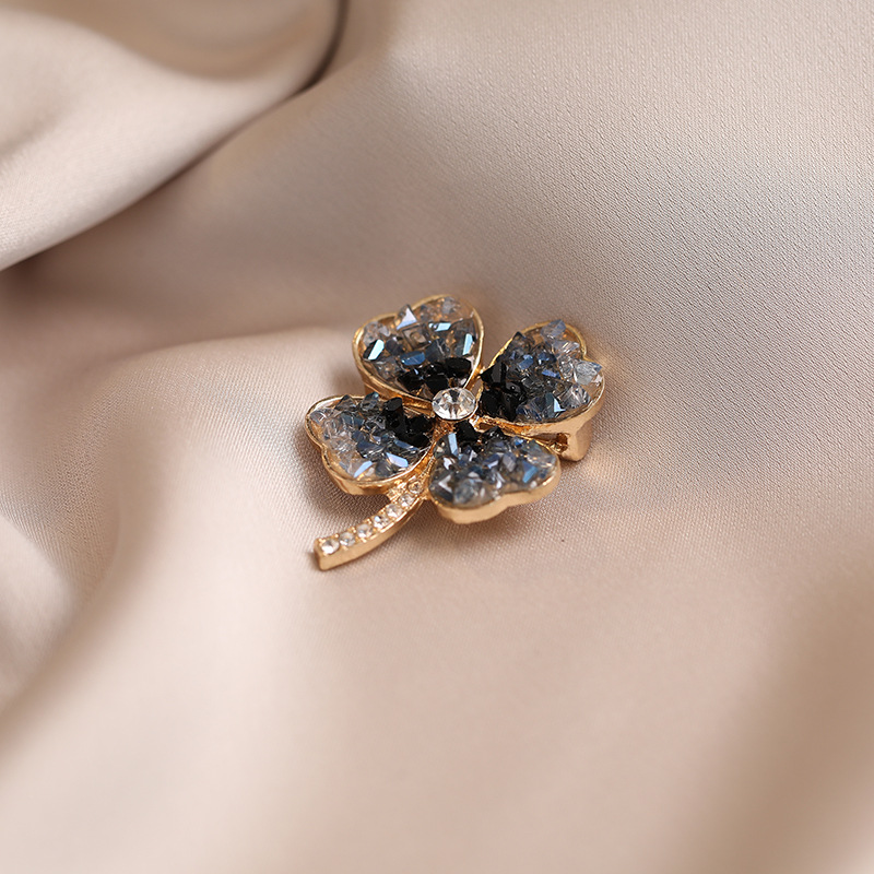 2025 New Four-Leaf Clover Crystal Brooch High-End Luxury Versatile and Elegant Suit Accessory