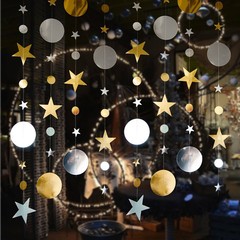 金銀の星の丸い花の誕生日パーティーの結婚式のショーウインドーの装飾のペンダント用品