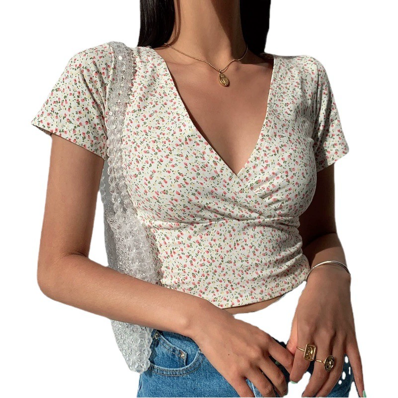 Короткий облегающий топ в американском ретро-стиле с цветочным принтом, V-образным вырезом, открытым животом и короткими рукавами для женщин, новый модный летний стиль 2025 года.