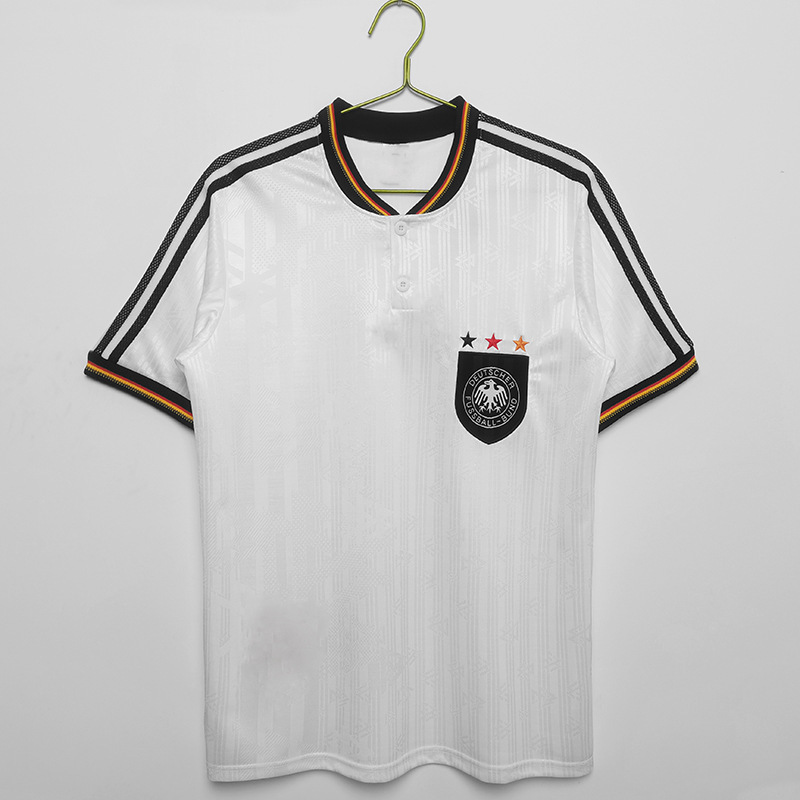 レトロなドイツのサッカー服の主な客席です。|undefined