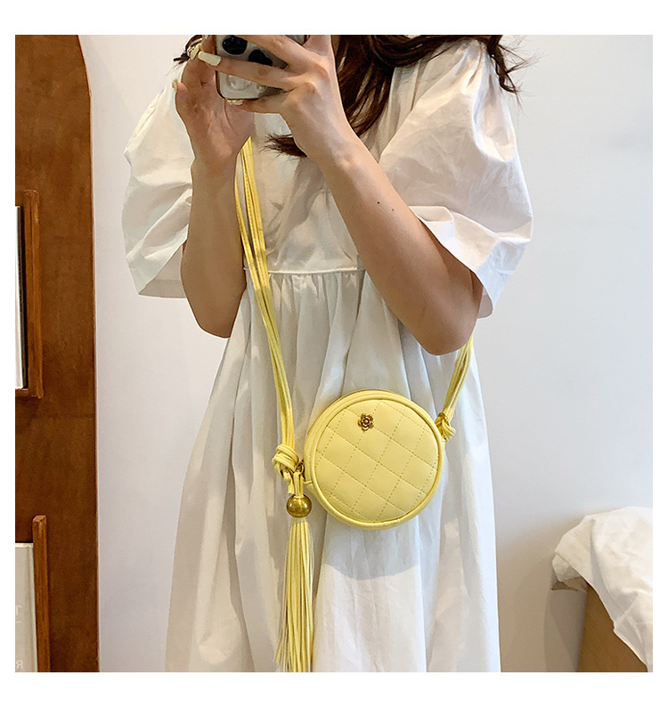 Women's Pu Leather Solid Color Cute Fashion Lingge Soft Surface Round Zipper Circle Bag Crossbody Bag display picture 1