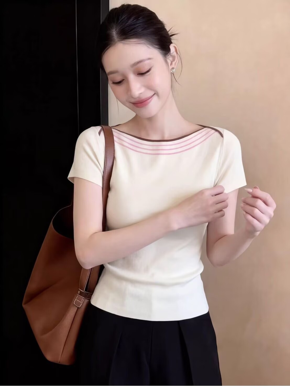 Áo thun ngắn tay nữ cổ tròn phong cách Hàn Quốc, thiết kế ôm eo tôn dáng — màu trắng
