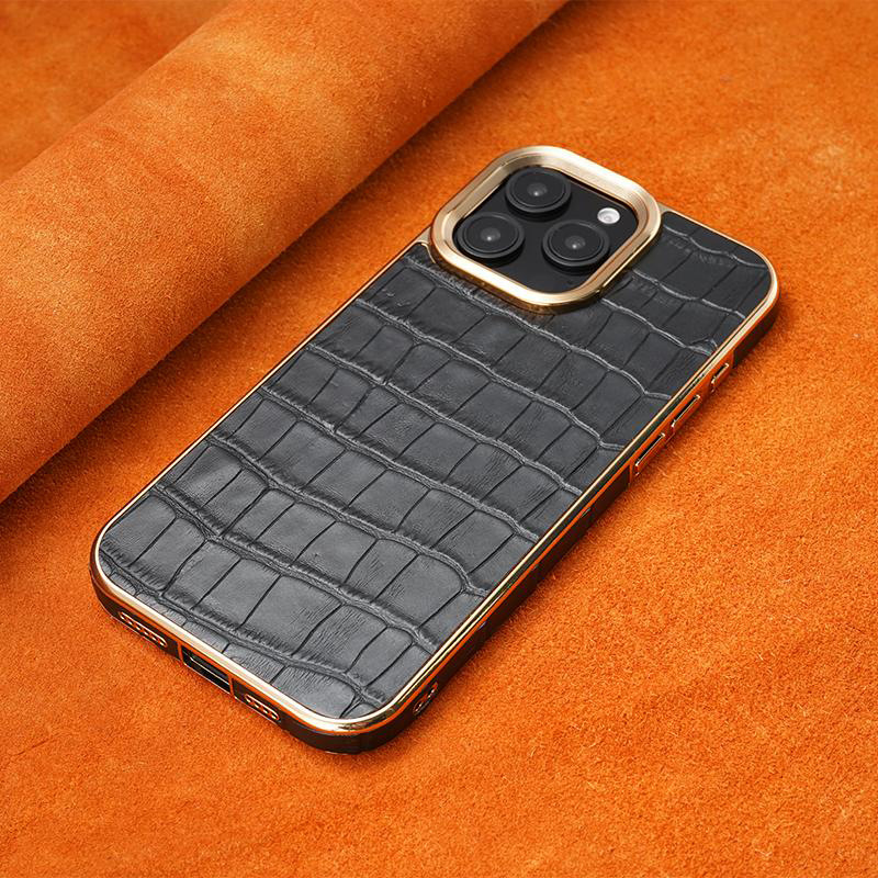 Ốp lưng da thật vân cá sấu cao cấp cho iPhone 15 Pro Max, chống rơi, phù hợp doanh nhân — [Mẫu cá sấu da đen] Khung mạ điện ◆◆ Thiết kế lỗ ống kính lớn, [Mẫu cá sấu da bò nâu vàng] Khung mạ điện ◆◆ Thiết kế lỗ lớn ống kính, [Mẫu cá sấu da bò màu tím sẫm] Khung mạ điện ◆◆ Thiết kế lỗ ống kính lớn, [Mô hình cá sấu bằng da màu xanh lá cây] Khung mạ điện ◆◆ Thiết kế lỗ lớn ống kính