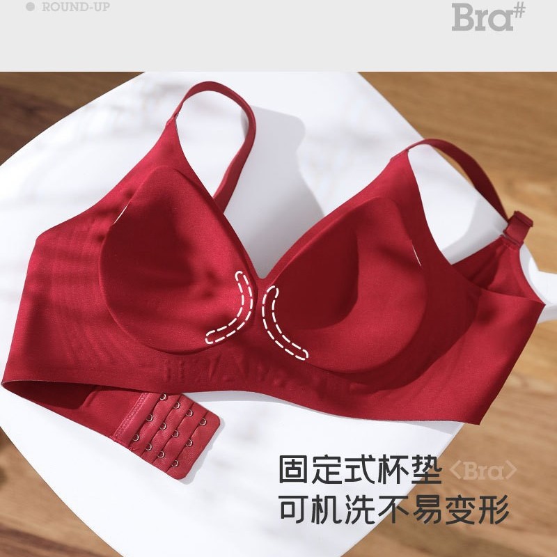無痕下着の女性の胸が集まって副乳を収めて垂れ下がることを防止します。