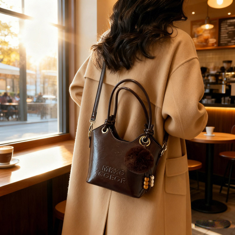 Retro alta sensación de bolso de cubo de mano 2025 invierno nuevo ocio versátil bolso de hombro de viaje mochila de mujer