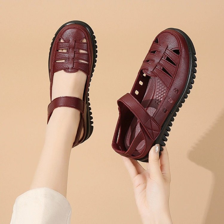 Zapatos de madre de suela suave de cuero suave, sandalias Baotou, zapatos individuales cómodos antideslizantes para mujer, zapatos huecos, zapatos de cuero de mediana edad y ancianos, verano