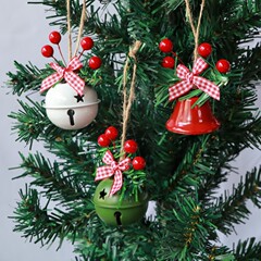 クリスマスの鈴のペンダントの麻縄の赤い果物の部品は国境を越えてクリスマスに家のホテルのクリスマスツリーの鈴のペンダントを飾ります。