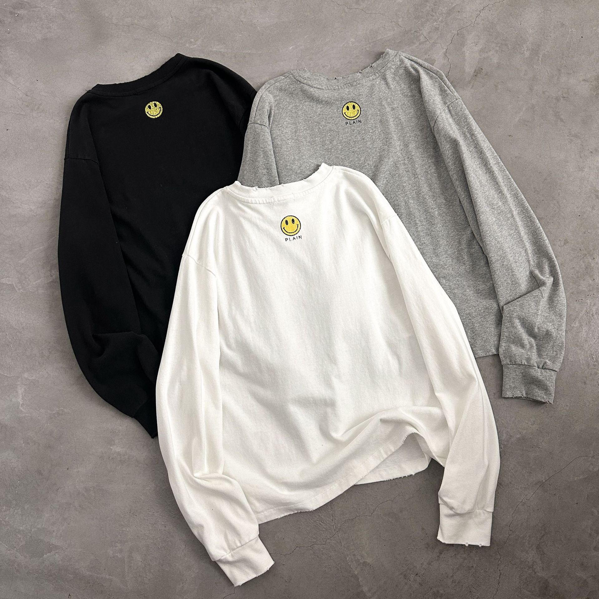 Smile every day! Factory wholesale, upgraded version of distressed washed cotton long-sleeved T-shirt with smiley face print.