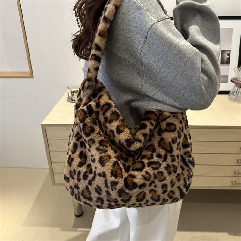 Otoño y invierno nuevo estilo de lana personalidad estampado leopardo tendencia callejera 2024 ocio de gran capacidad de peluche de hombro bolso de mujer