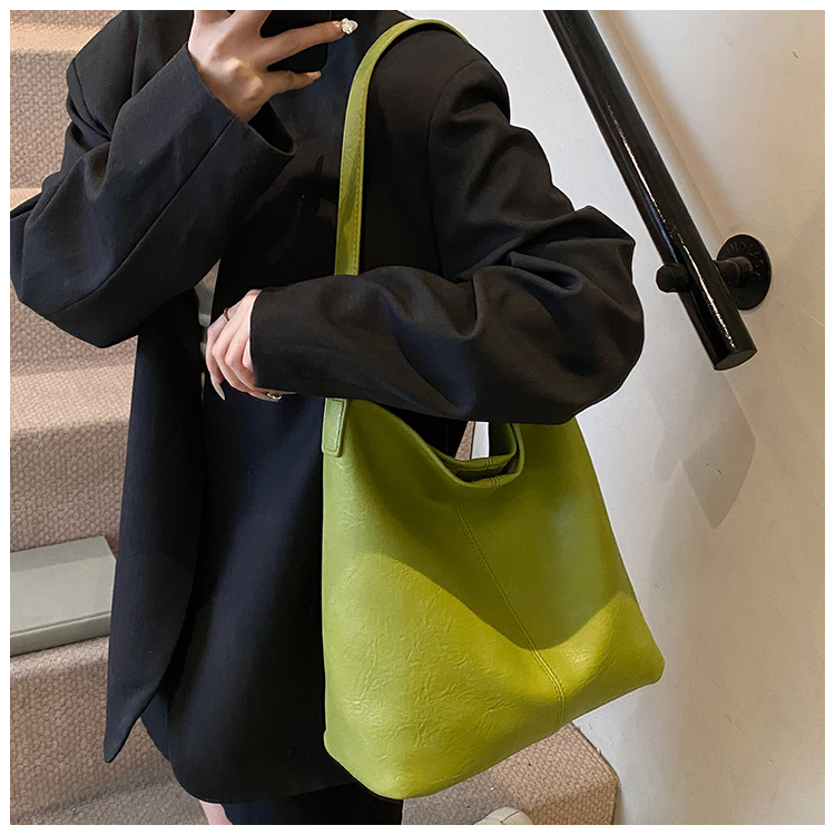 Korean style, retro, large-capacity tote bag for women, new summer 2025, versatile, fashionable, simple and solid color crossbody bag undefined
