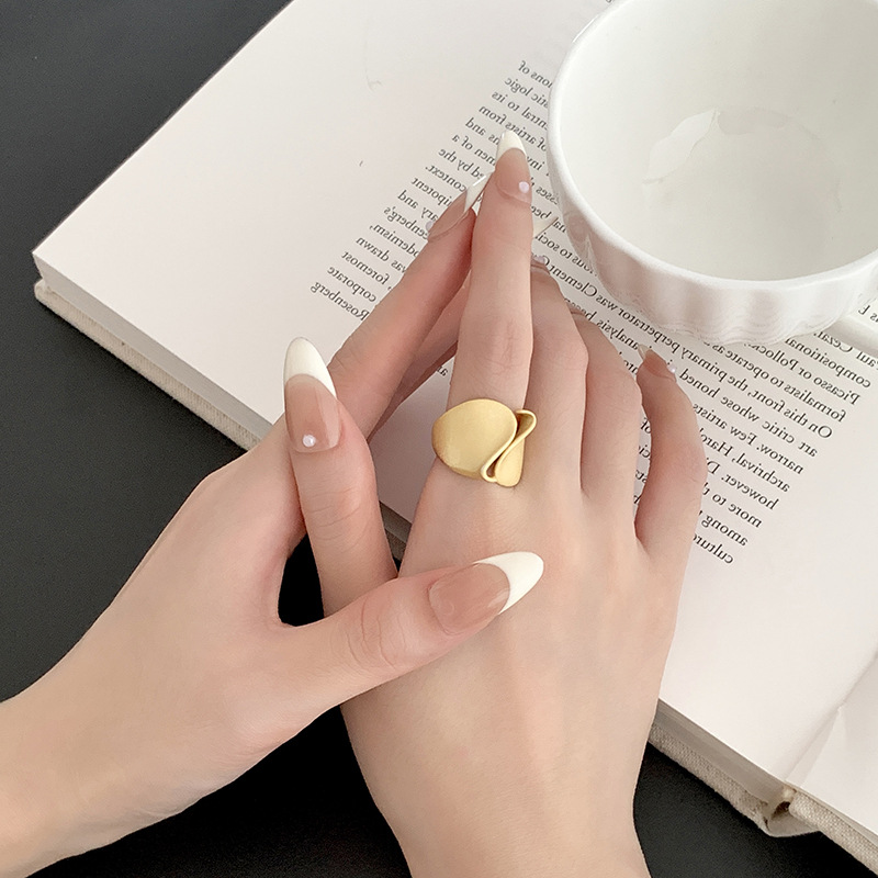 Anello da donna in argento con faccia larga plissettata S999 con texture satinata, versione giapponese coreana con design minimalista e_voghion.com