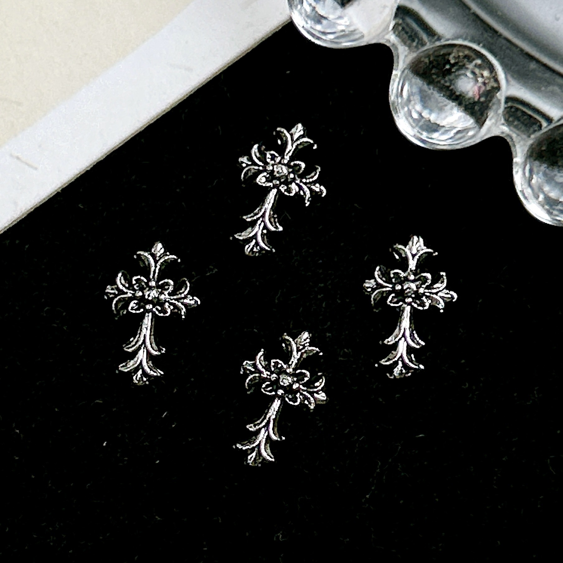 Ventas transfronterizas de joyas de manicuría cruces oro y plata super brillante diamante completo retro punk cruces joyas accesorios diy