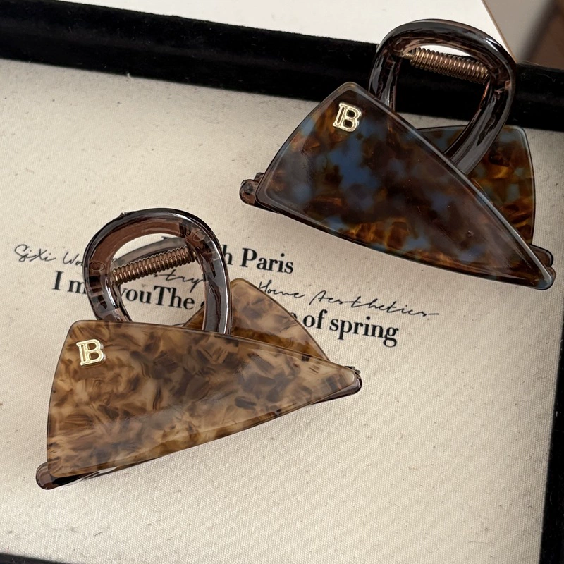 Изысканный ретро-акула/платформа? Но must translate accurately: "Sophisticated retro shark, crab pin, South Korea, light luxury style, high-quality style" -> "Изящная ретро-акула, заколка-краб, Южная Корея, стиль легкой роскоши, стиль высокого качества"
