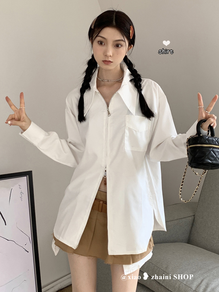 Chaqueta estilo Chanel blanca con doble cremallera, combinada con una nueva camiseta o camisa de verano para mujer, de corte holgado con cremallera.