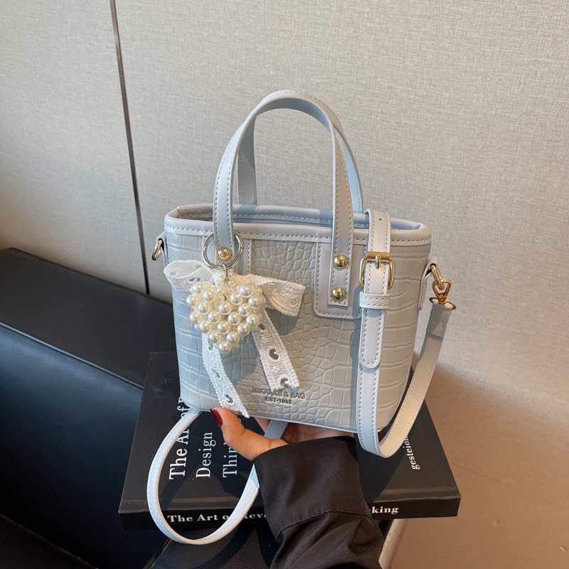 Bolso de cubo de mano súper fuego transfronterizo para mujer 2025 nuevo bolso de hombro con patrón de cocodrilo casual salvaje bolso de mensajero de moda