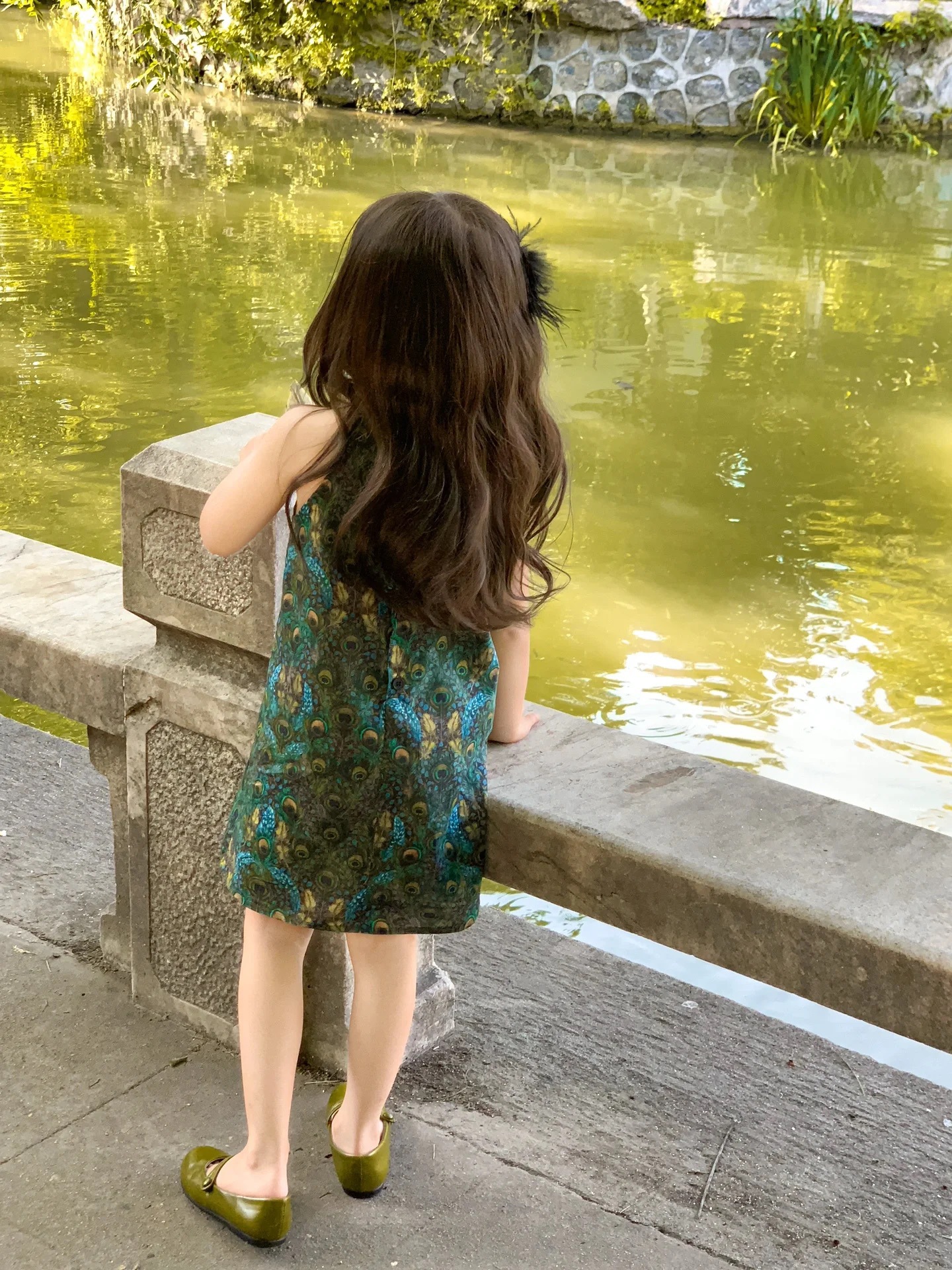 2024 Chinese style cheongsam for girls' summer clothes, elegant national style peacock feather sequin modified sleeveless formal dress cheongsam 