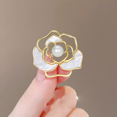鏤空山茶花珍珠胸針 日韓時尚配飾胸花 簡約造型別針