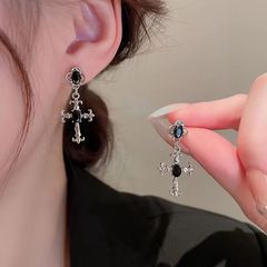 ダークスタイル〜女性用ライトラグジュアリークロススターイヤリング、ハイエンドニッチイン気質、ファッショナブルなイヤリング