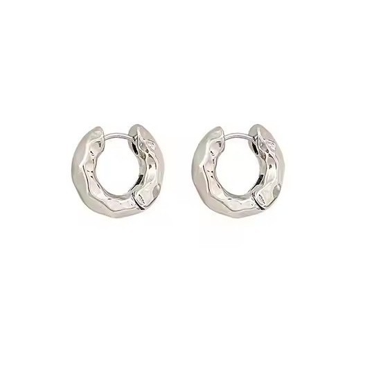 Textura metálica transfronteriza de Europa y Estados Unidos, pequeños aretes simples, elegante, versátil, INS, aretes de alta calidad para mujeres.