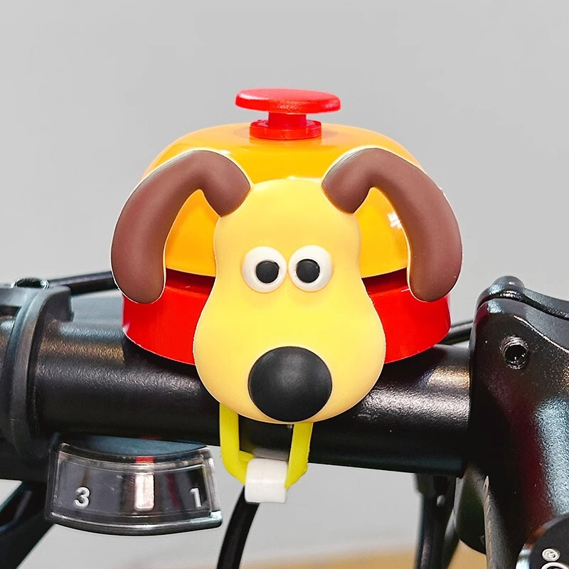 自転車の鈴は車に乗ってラッパを持ってかわいいアニメのマウンテンバイクの子供のスケートボードのバスの装飾の部品を持ちます。|undefined