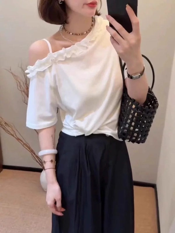 2025 夏の新デザインニッチ斜め肩耳半袖 Tシャツ女性の韓国スタイルオフショルダートップイン|undefined