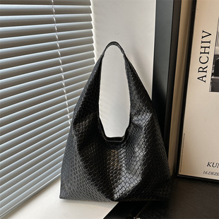High-end Sense Large Capacity Underarm Bag Women's 2024 New Winter Fashion Shoulder Bag Retro Commuter Tote Bag