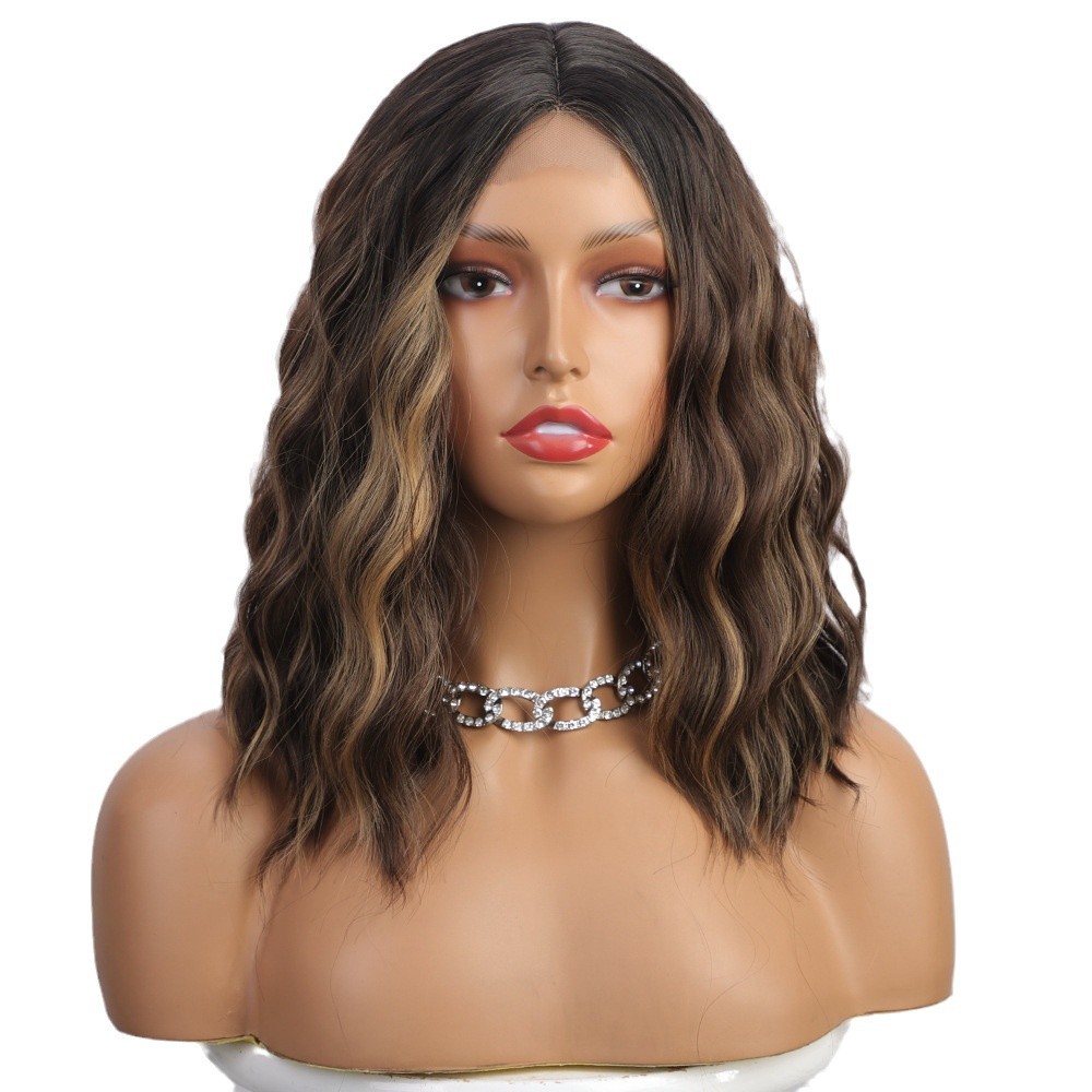 Juuksepikendused ja parukad Parukas naistele, esiosa pitsparukas, keskmise lahkuminekuga väikesed pitsilised triibud, veelaviinid, lühikesed lokkis juuksed, keemilisest kiust peakattega parukad_voghion.com