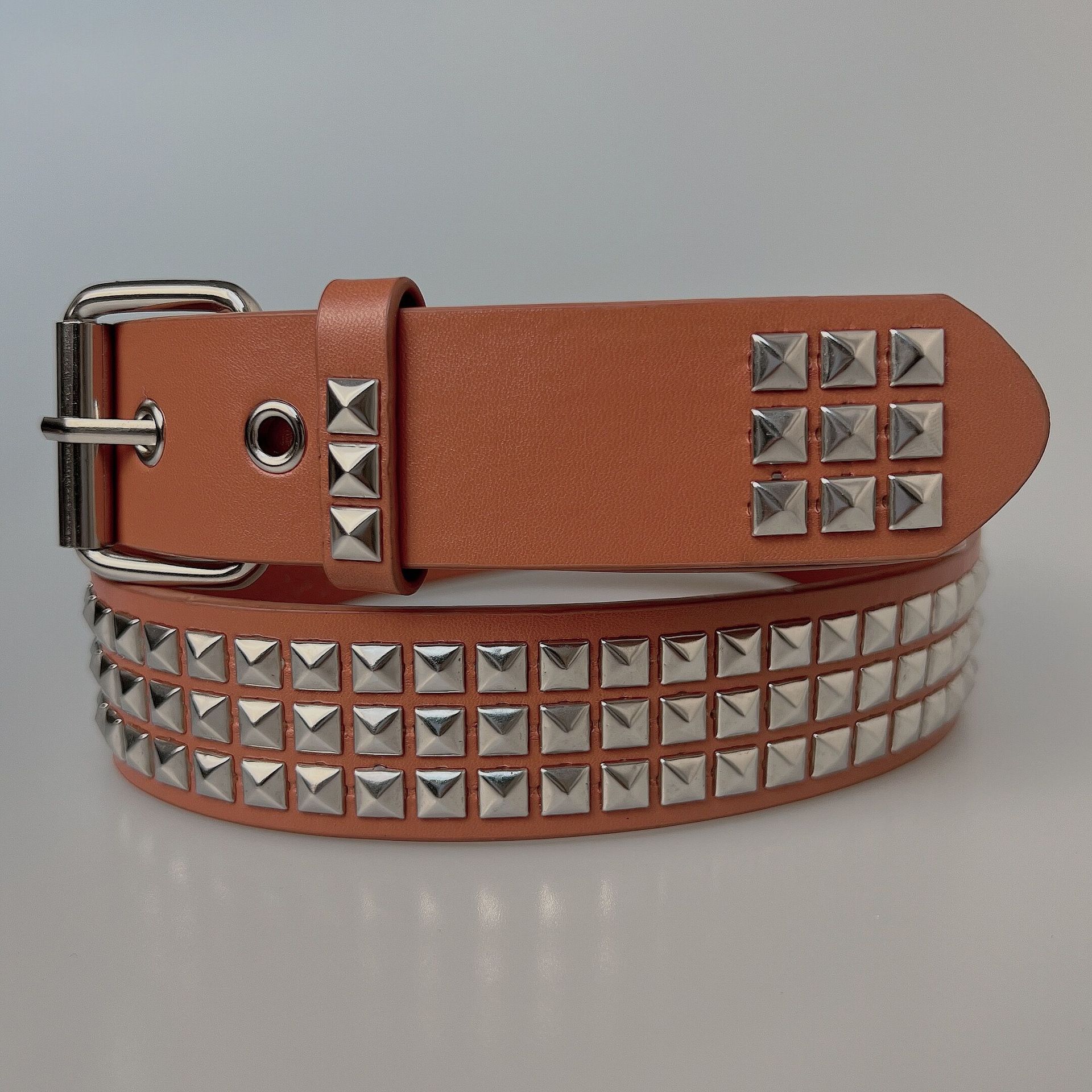 Nuevo europeo y americano punk bala moda todo fósforo hombres cinturón cuadrado pirámide remache juego jeans traje