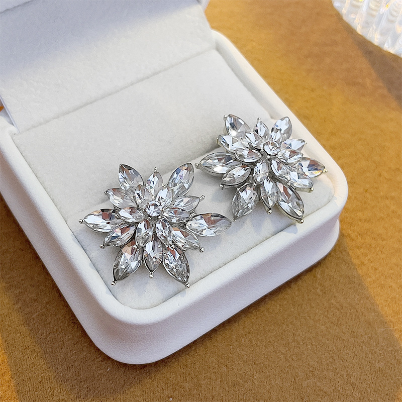 Casual, Holiday, Honeymoon Occasion 1 Pair Simple Style Flower Inlay Alloy Artificial Diamond Ear Studs