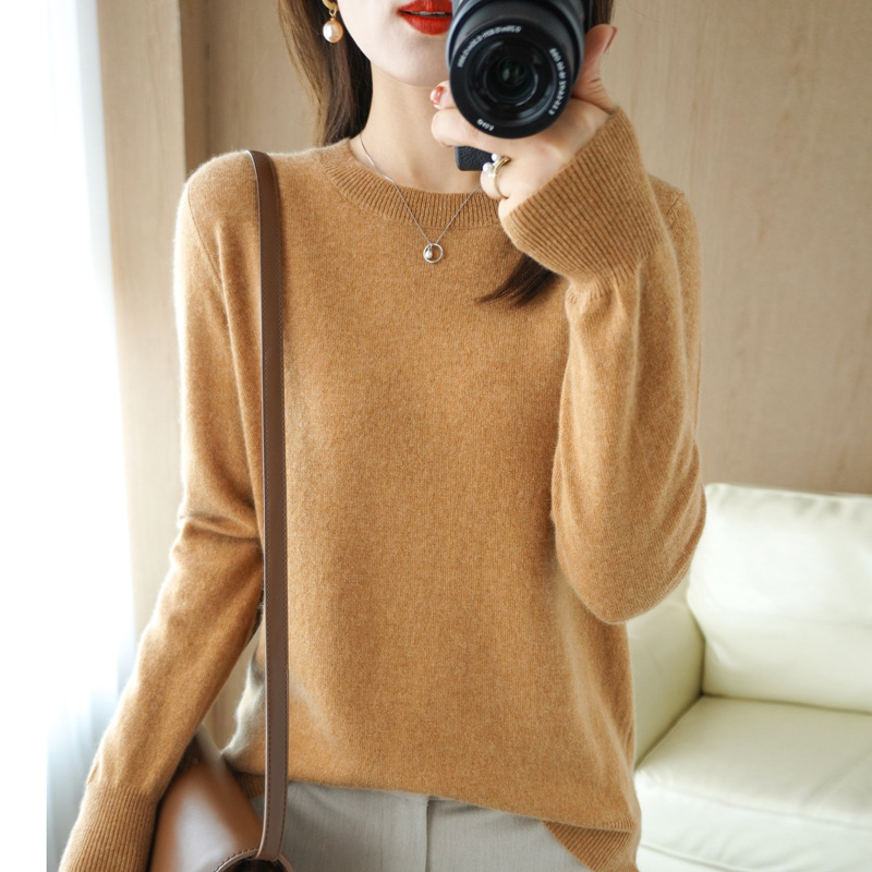 Suéter de cuello redondo para mujer, otoño/invierno 22, tejido de punto, color sólido, manga larga, estilo fino, capa base corta, moderno y versátil. image 9