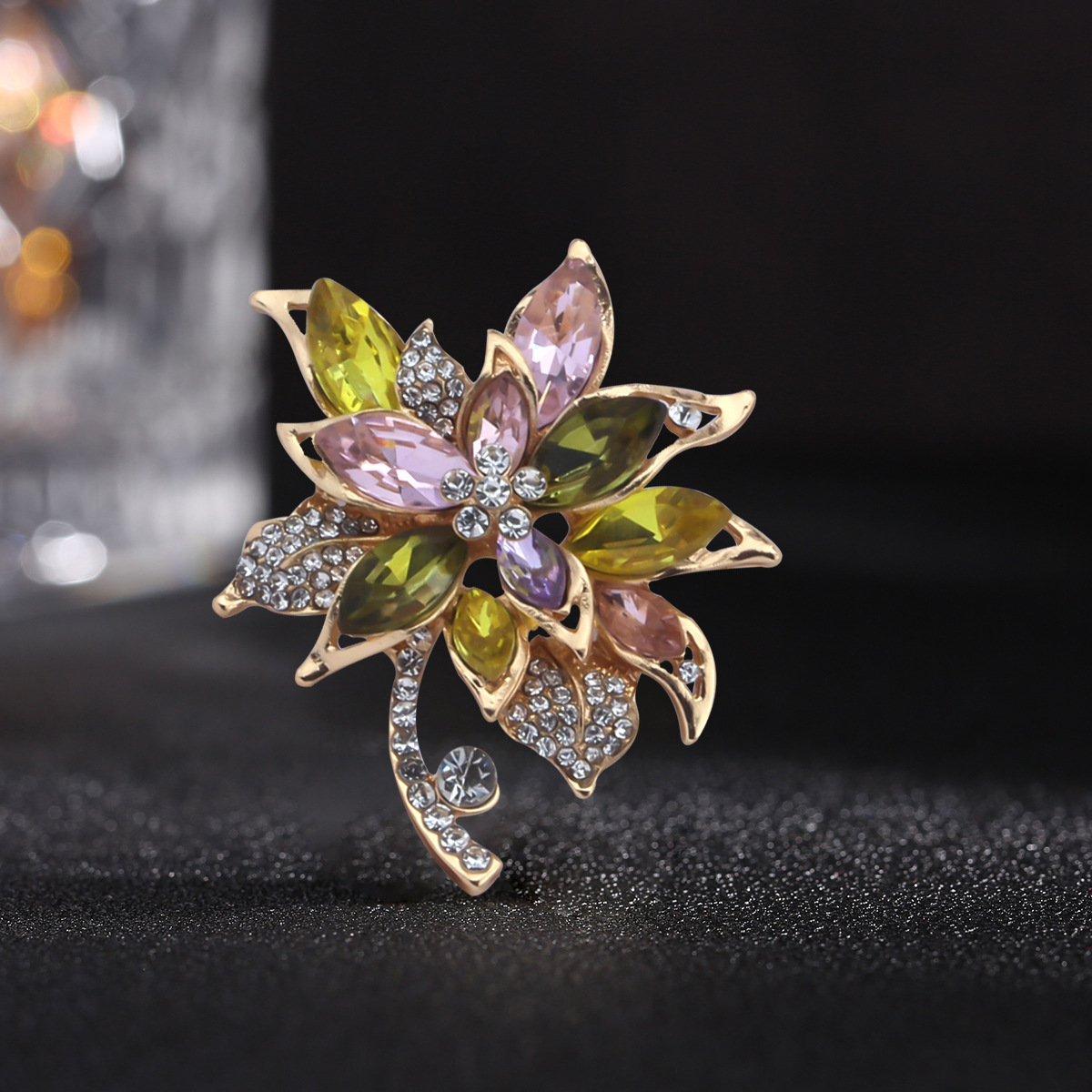 Niche Hibiscus Brooch, High-End Feminine Crystal Corsage Coat, Retro Exquisite Luxury Brooch, Accessories Gift