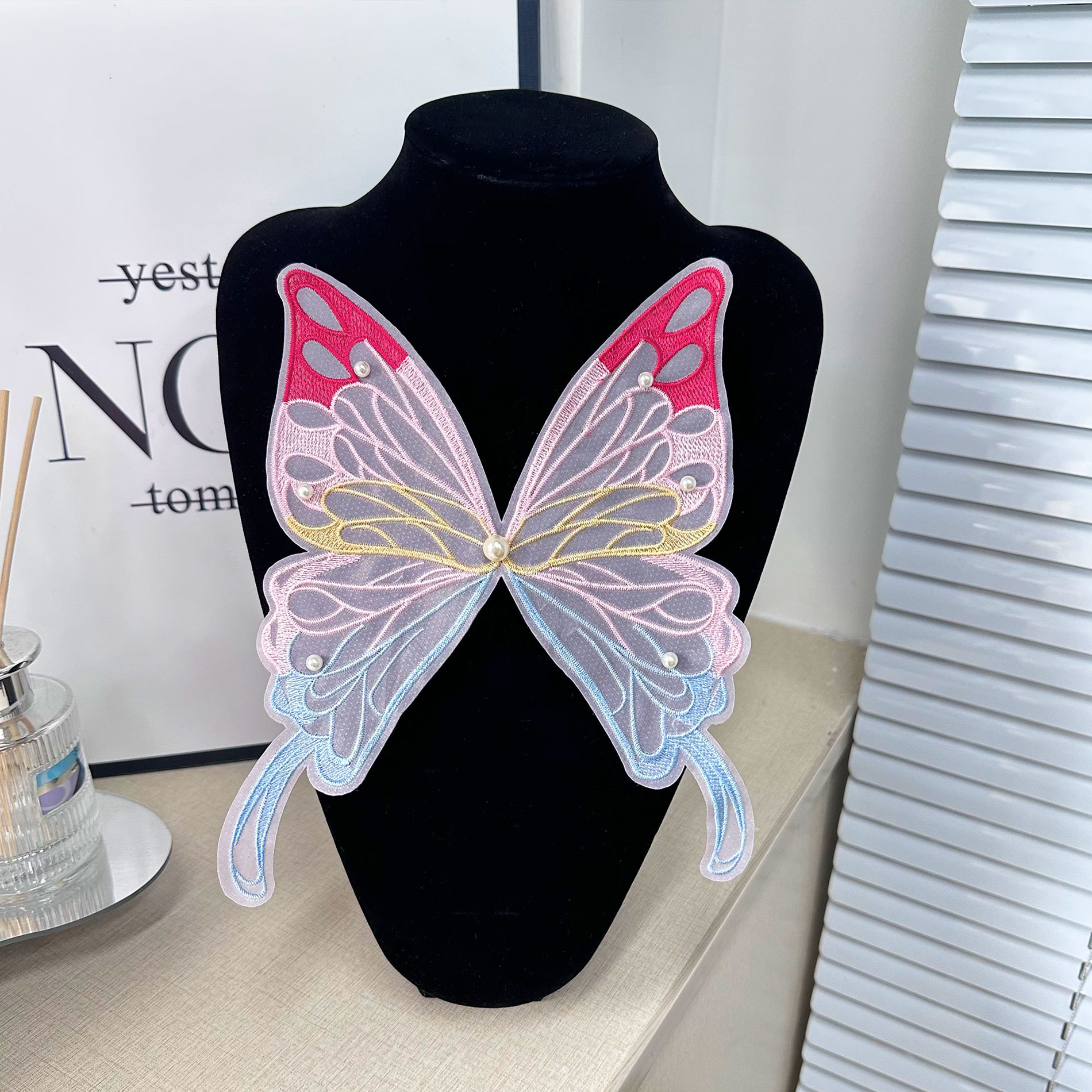 En stock, bordado de organza, colorida mariposa de perlas tridimensional, horquilla no adhesiva, accesorio para el cabello para ropa infantil, decoración de parches de tela