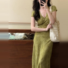 法式v领绿色碎花连衣裙女夏季2025新款海边度假气质收腰包臀长裙