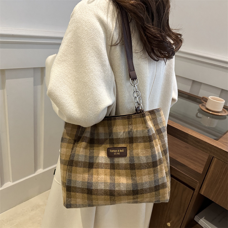 Invierno nuevo 2024 moda retrógrada chaîne de lana cuadrada bolsas de cubo de gran capacidad de viaje de hombro bolsas de brazo de mujer